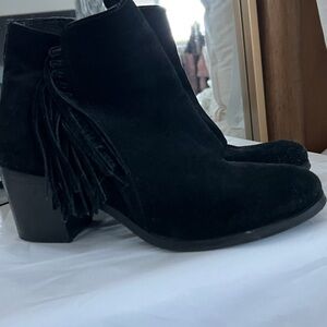 Kenneth Cole Reaction Black Ankle Booties with Fringe suede like leather upper
